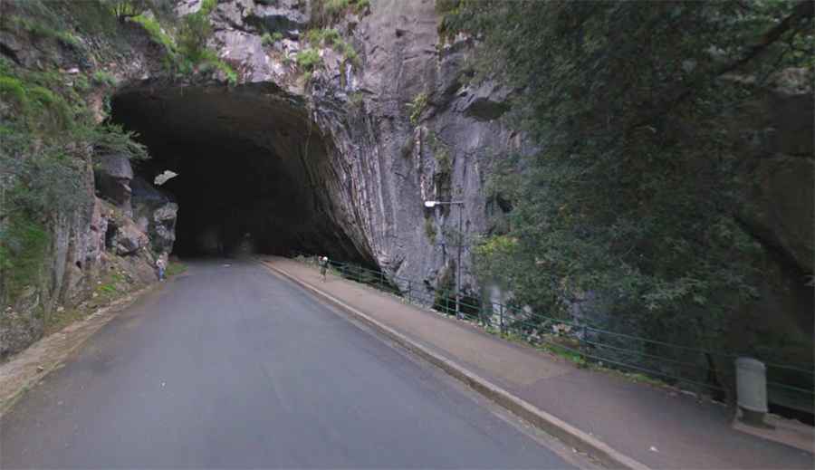 A challenging road through Jenolan Caves in the Blue Mountains
