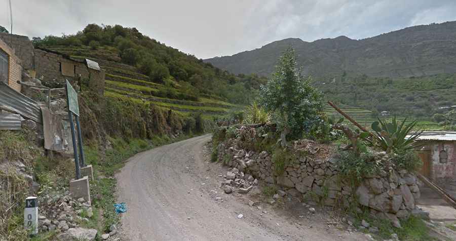 A curvy gravel road to Abra Viraco