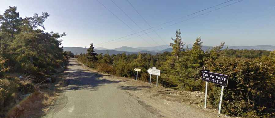 A curvy paved road to Col de Perty