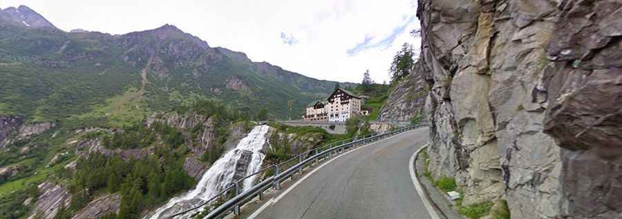 A curvy paved road to Lago di Morasco