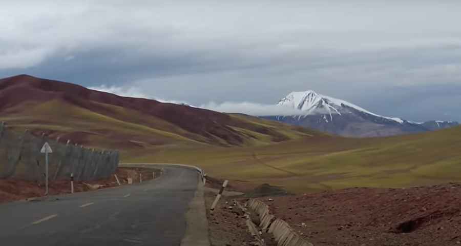 A curvy paved road to Qieshan La
