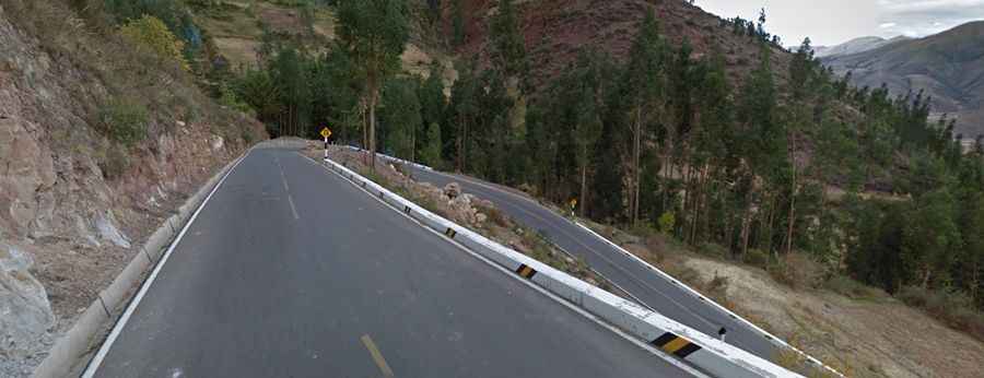 A curvy paved road to Tipon ruins