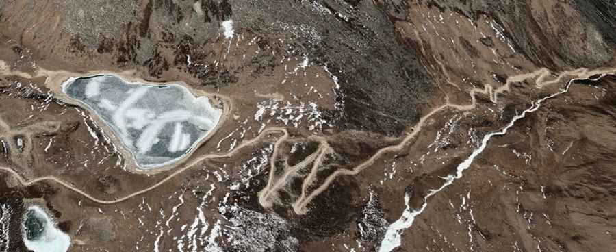 A curvy road to the summit of Chen-ne La