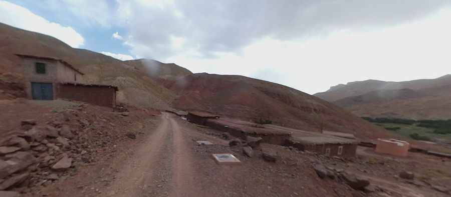 A demanding unpaved road to Tizi n'Oulaoun