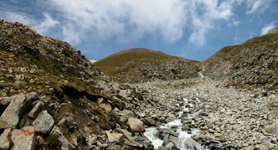 A difficult road to the summit of Gorun La