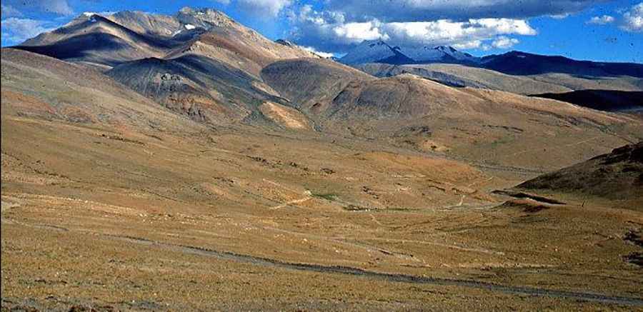 A dramatic road to the summit of Salsal La