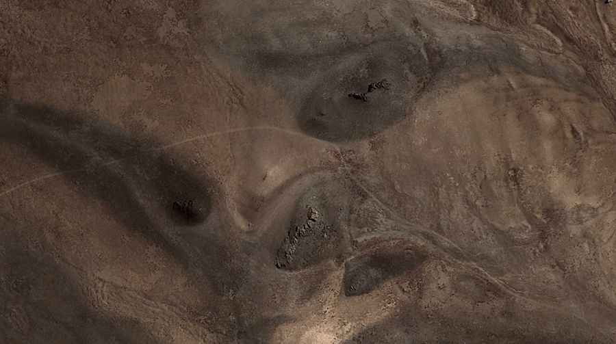 A dusty remote track to Chuseng La