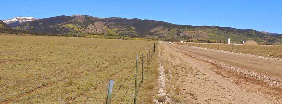 A graded dirt road to Jefferson Lake