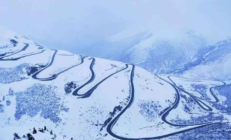 A hairpinned road to the summit of Gade La