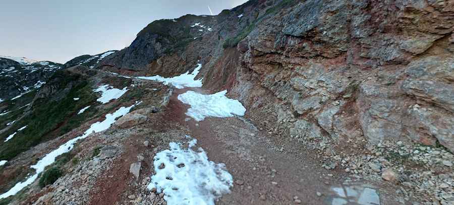 A Most Tricky Road to Alto de Calabazosa and Lago de la Cueva Viewpoint