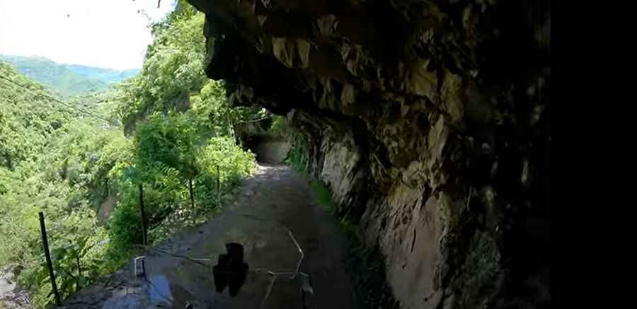 A narrow cliff road to San Pedro de Analco