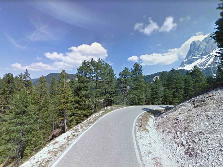 A narrow mountain road to Passo delle Erbe