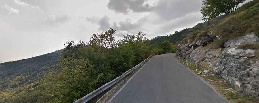 A narrow paved road to Colle Melosa