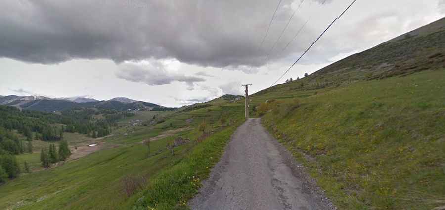 A narrow road to Col de l’Espaul in the Mercantour