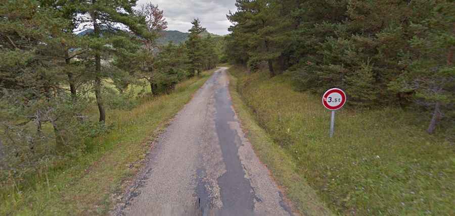 A narrow road to the top of Col de Carabes