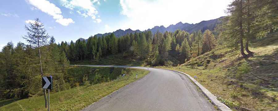 A narrow winding road to Sella Ciampigotto