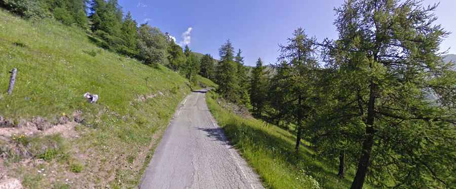 A paved narrow road to Colle Bettone