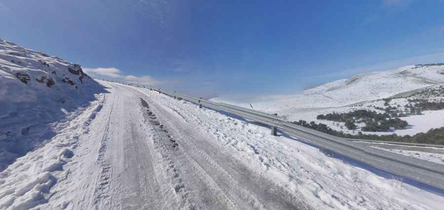 A paved road to Alto de la Pandera