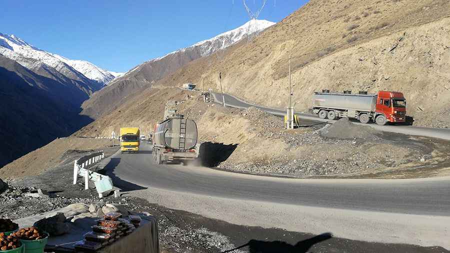 A paved road to&nbsp;Shakhristan Pass