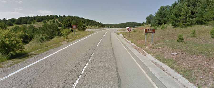 A paved road to Port de Canto in the heart of the Pyrenees
