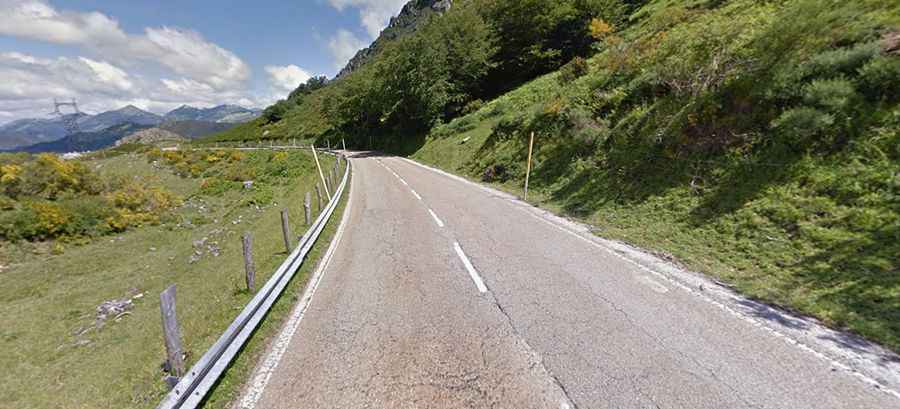 A paved road to Puerto de Tarna in Cordillera Cantábrica