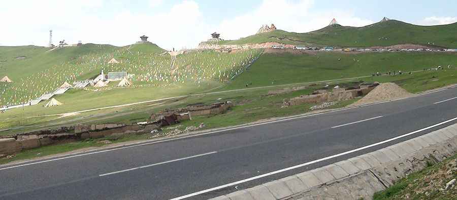 A paved road to the Riyue Mountain Pass