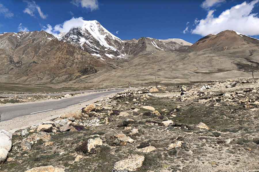 A paved road to the top of Dongkha La Pass