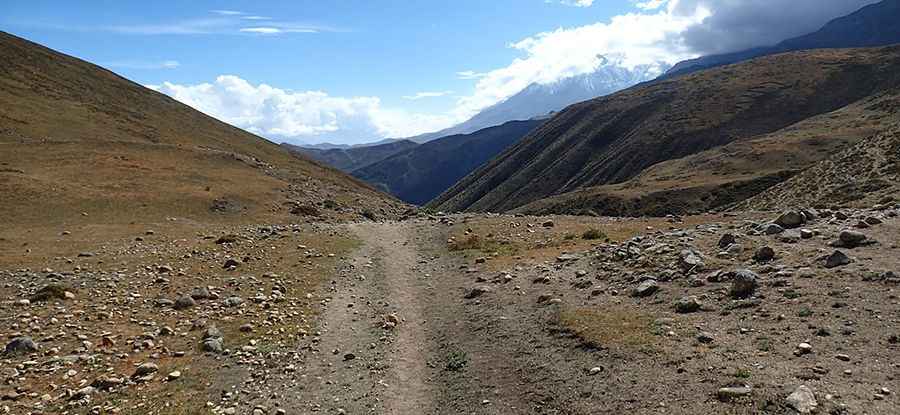A remote road to the top of Morang La