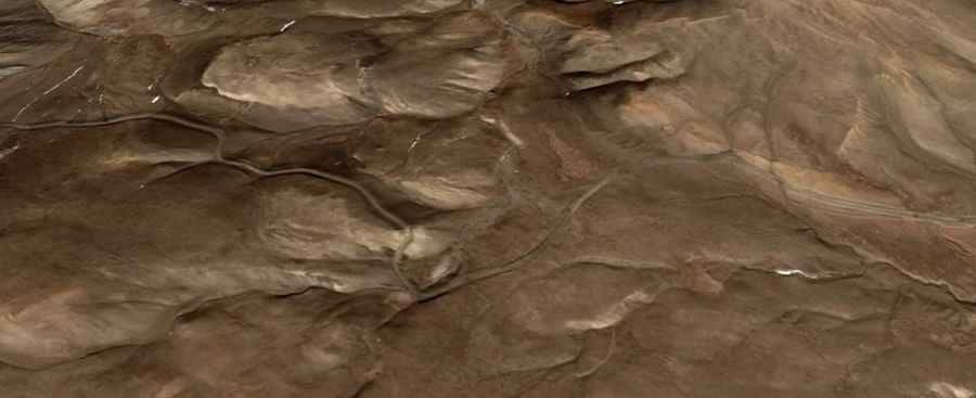 A remote unpaved road to Mata La