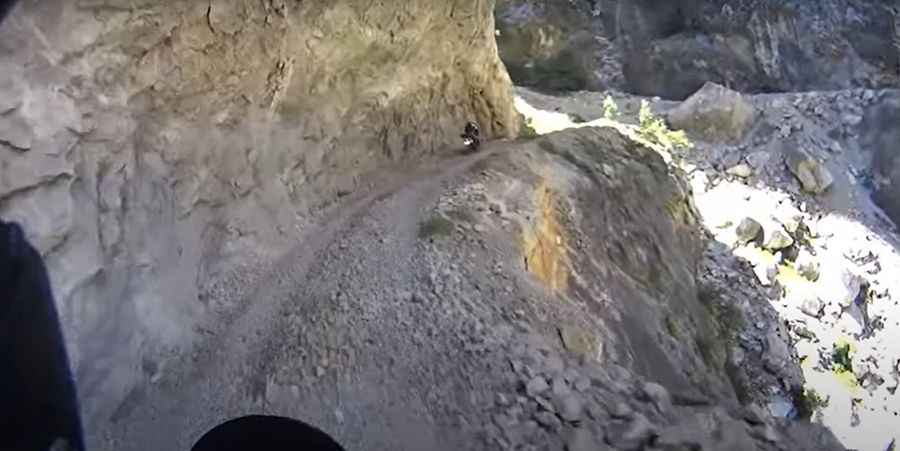 A road through Çakıt Vadisi for drivers with strong nerves