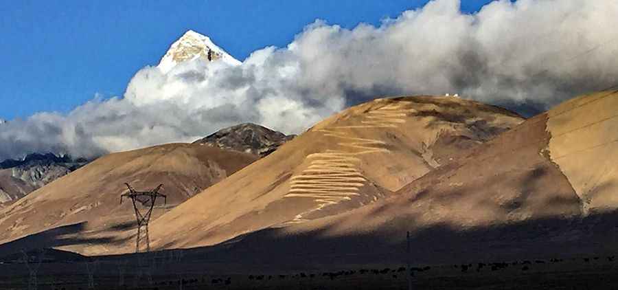 A road with 44 hairpin turns to Bangmeilong Peak
