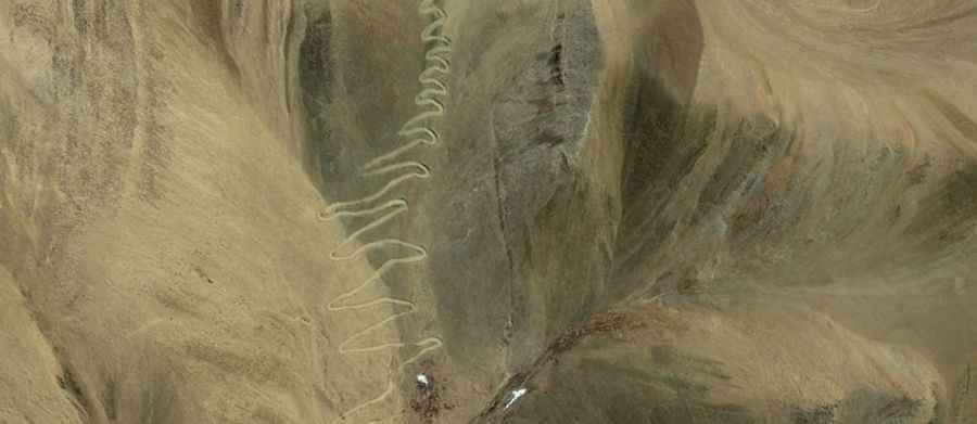 A road with 90 hairpin turns to Tinki La