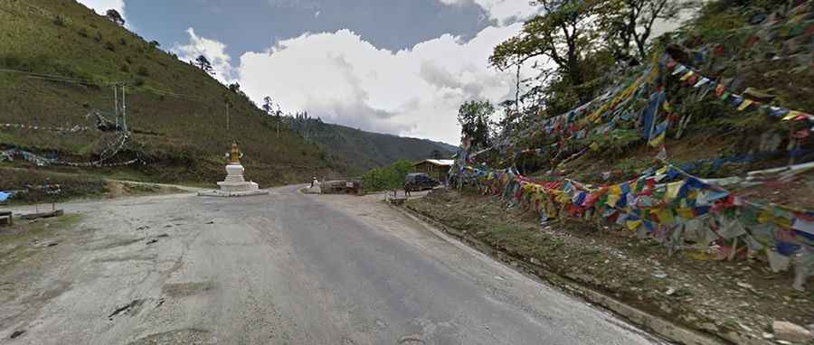 A road with countless curves to the summit of Pele La