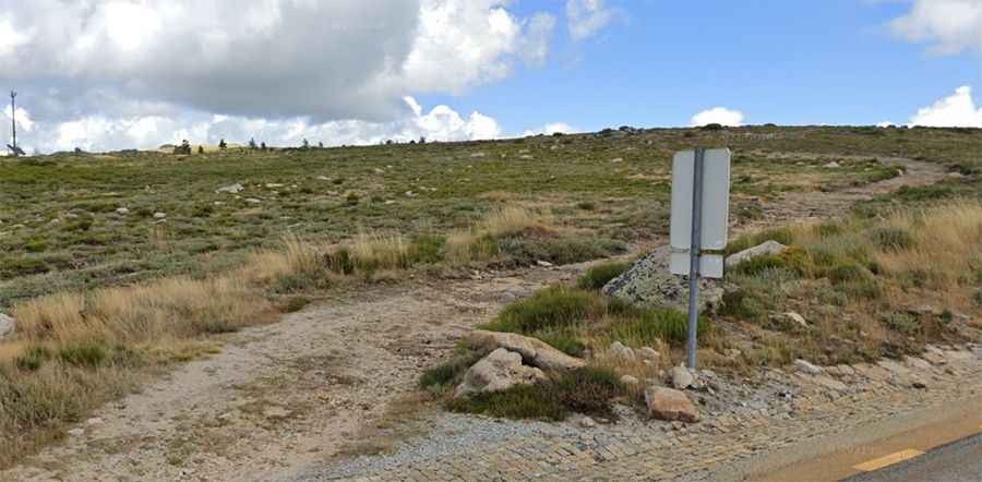 A rough 4x4 road to Poios Brancos