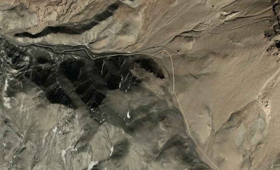 A rough 4x4 road to Tianhedong Daban