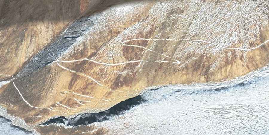 A rough 4x4 road to Yilanga La