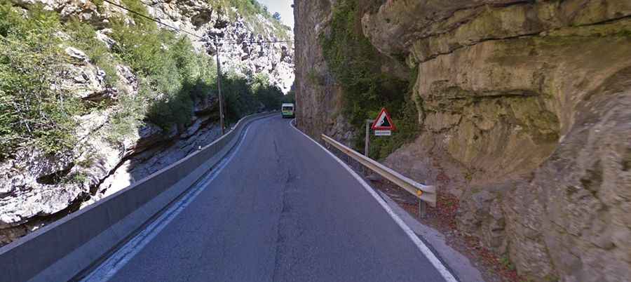 A scenic drive through the narrow Congosto de Ventamillo