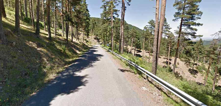 A scenic paved road to Puerto de Navafría