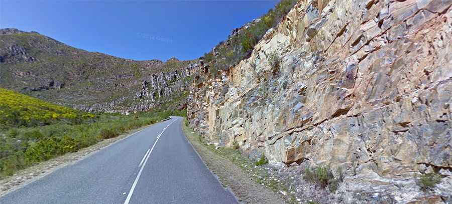 A scenic paved road to Tradouw Pass in South Africa