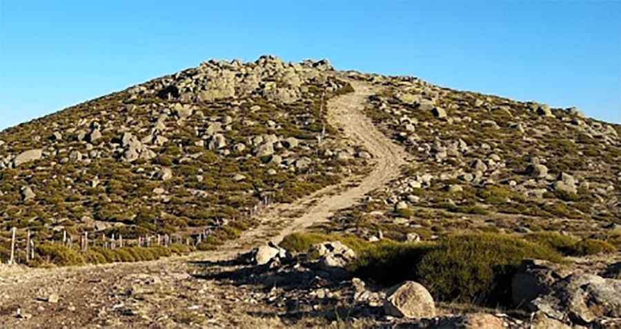 A very bumpy steep road to Alto del Mirlo