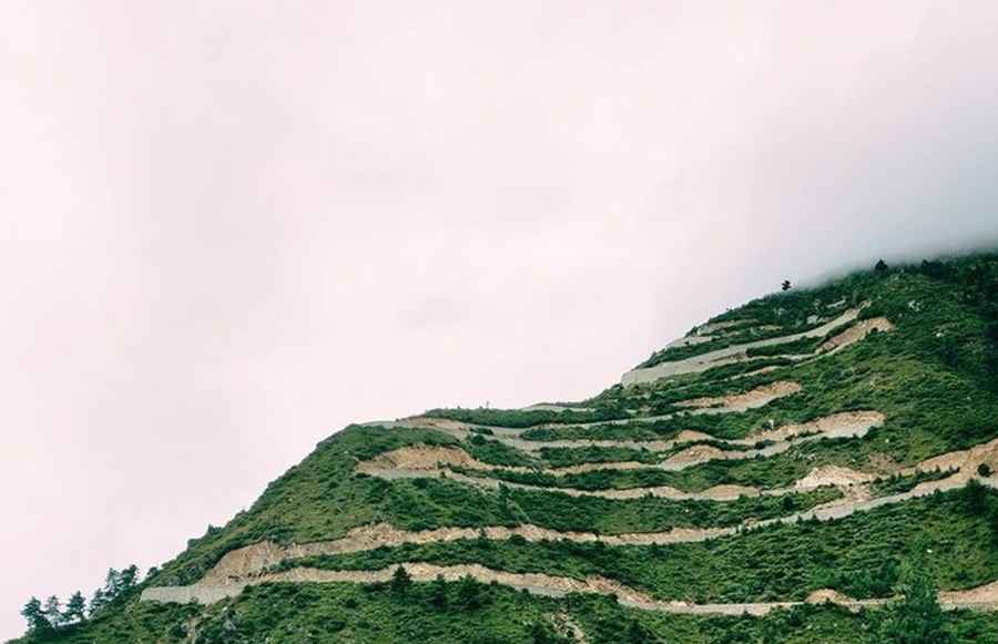 A very steep road (13.3%) to the top of Lata La