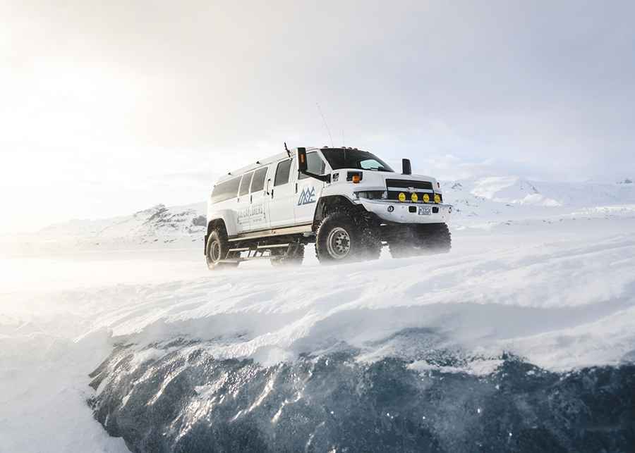 A wild drive to Brokartindur through Vatnajokull Glacier