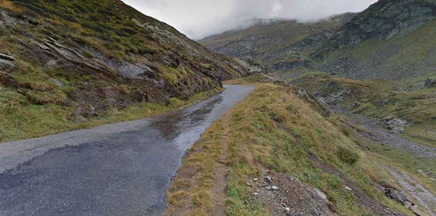 A wild paved road to Lago dei Cavagnöö