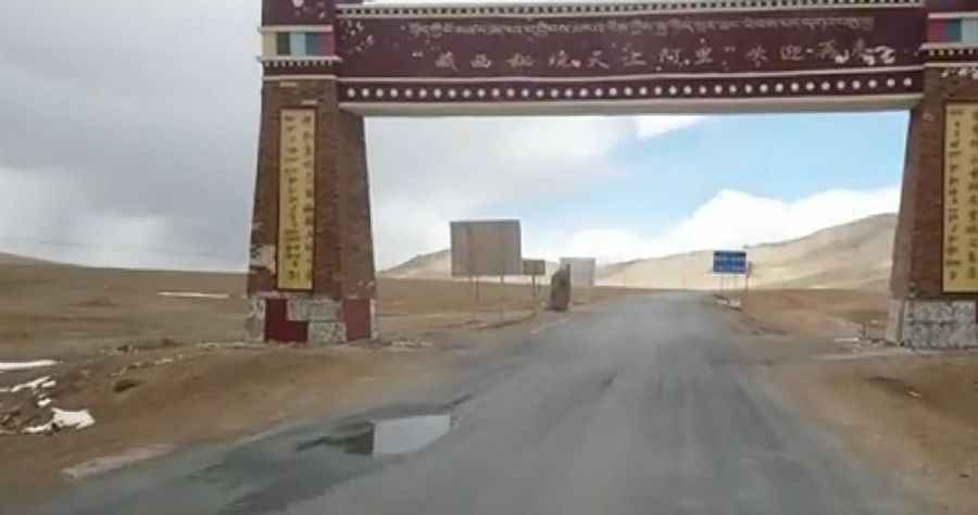 A wild road to Satsum La in Tibet