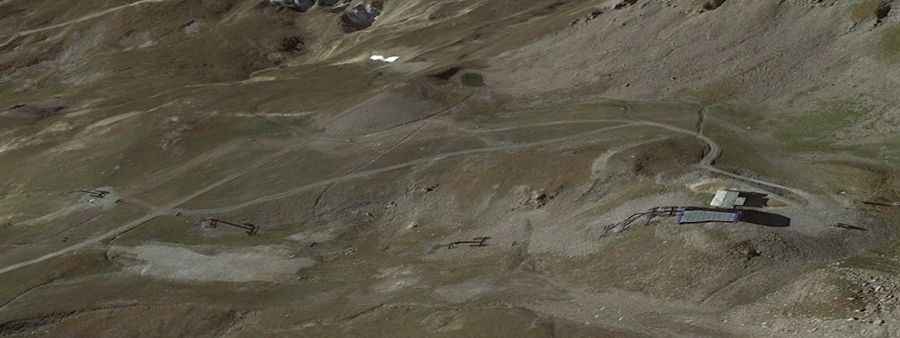 A wild unpaved road to Palet