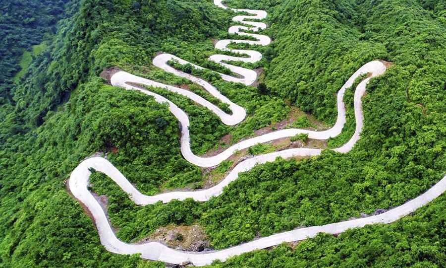 A winding road with 41 switchbacks to Xiaochaomen Mountain