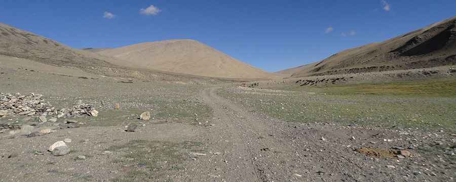 Adventure along the Lenak La road