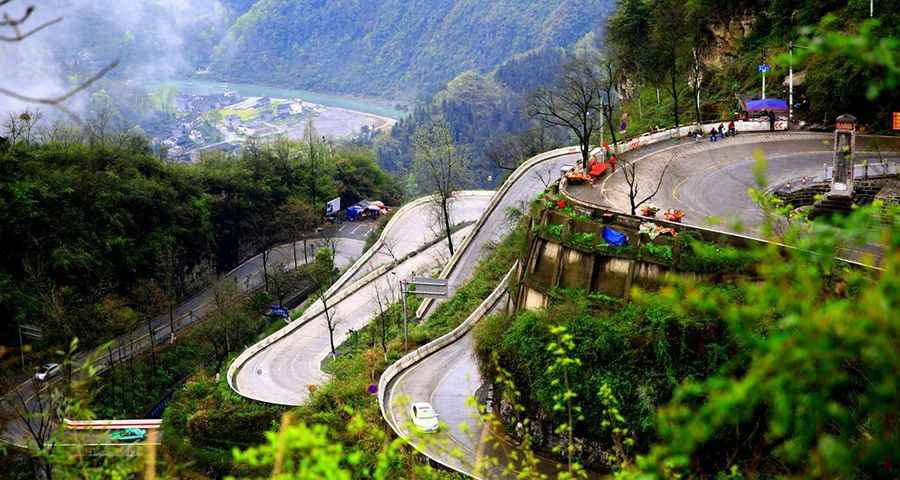 Aizhai Winding Road: You'll Feel Like You Are Driving in the Sky