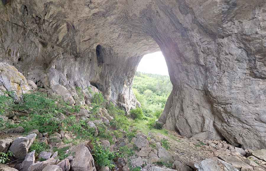 An abandoned road through Dobroselicki Prerast cave