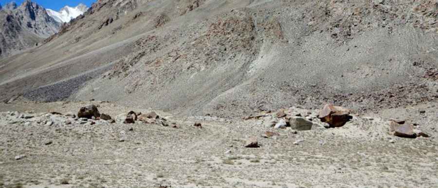 An extreme road to the summit of Saser La Pass